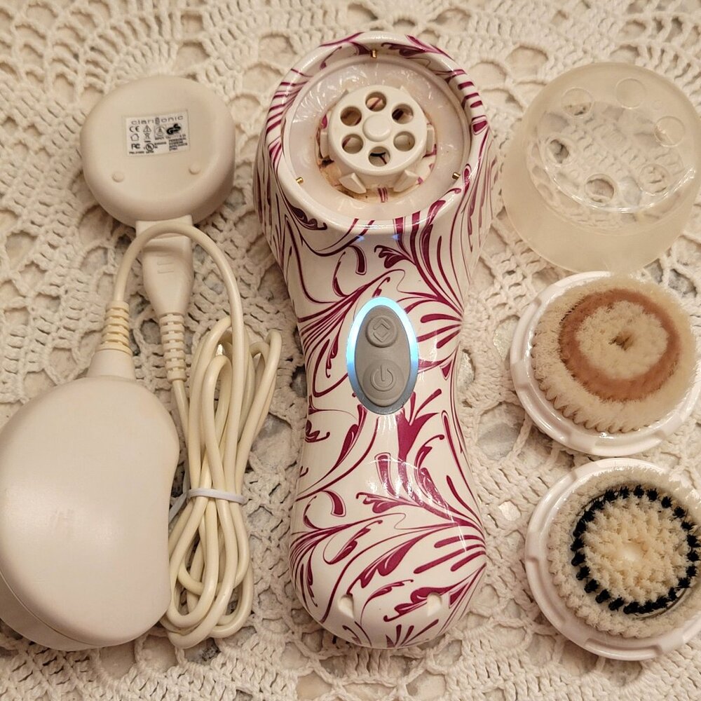 CLARISONIC MIA 2 FACIAL CLEANSING SYSTEM CHARGER W/ BRUSH HEADS STAYS CHARGED